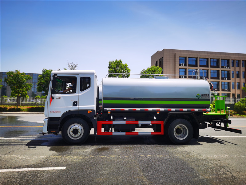 東風(fēng)D9新款10-12噸環(huán)衛(wèi)灑水車--國六系列